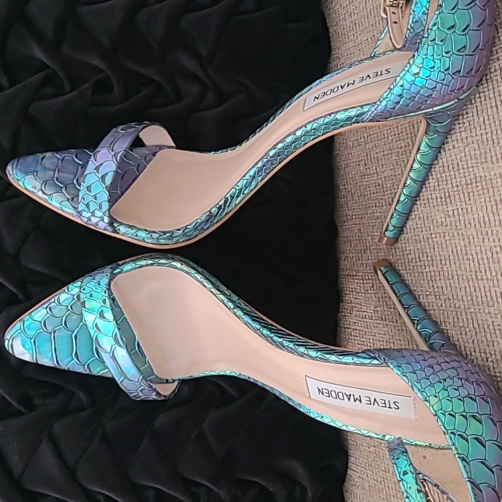 STEVE MADDEN WOMEN'S SANE IRIDESCENT SNAKE PRINT POINTED SANDALS - Picture 4 of 11